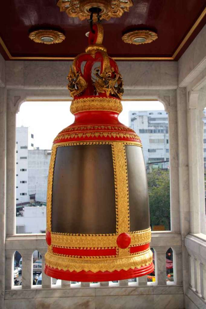 Campana decorada en el templo del buda de oro o Wat Traimit en Bangkok, Tailandia.
