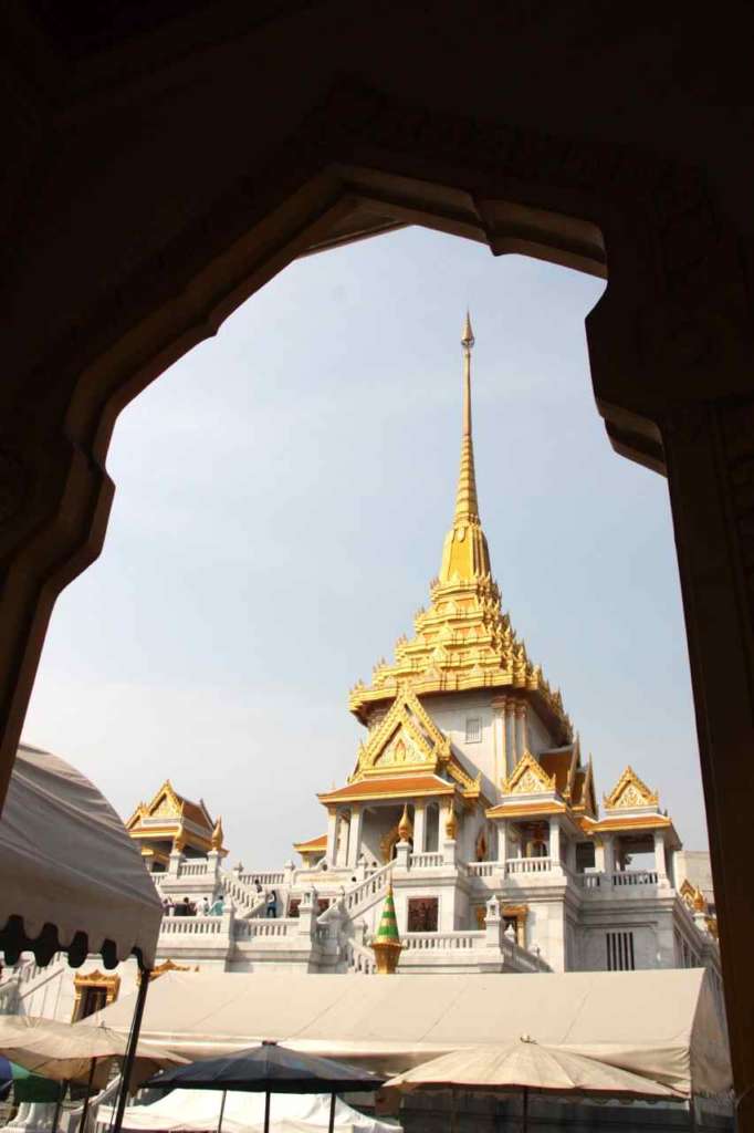 Vista exterior del Templo del Buda de Oro, Wat Traimit, en Bangkok, Tailandia.