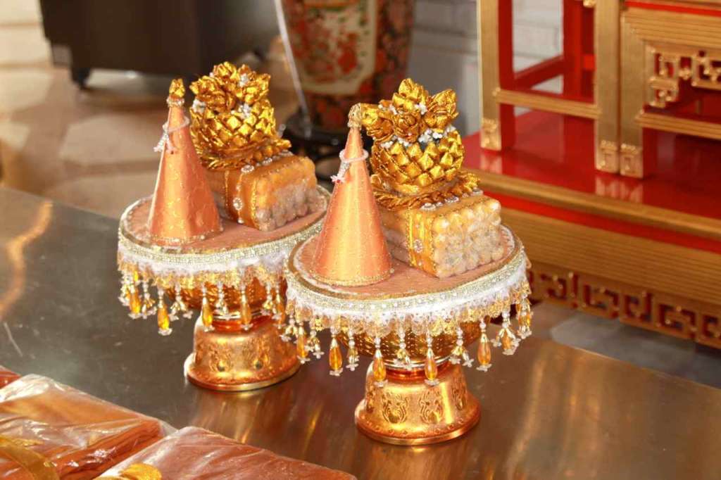 Ofrendas en el templo del buda de oro, Wat Traimit, en Bangkok, Tailandia.