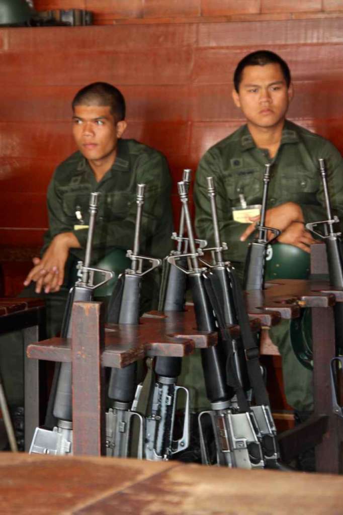 Soldados con fusiles a la entrada del Gran Palacio Real de Bangkok