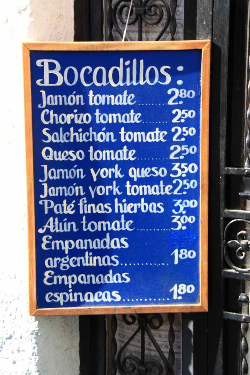  Cartel con precios de bar. Albaicín en Granada (Andalucía, España)