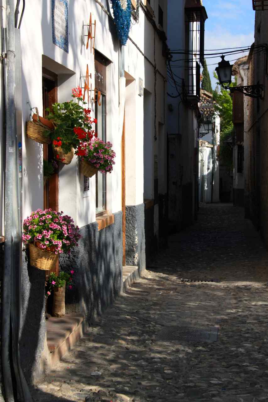 Calles, callejuelas y flores. Albaicín en Granada (Andalucía, España)