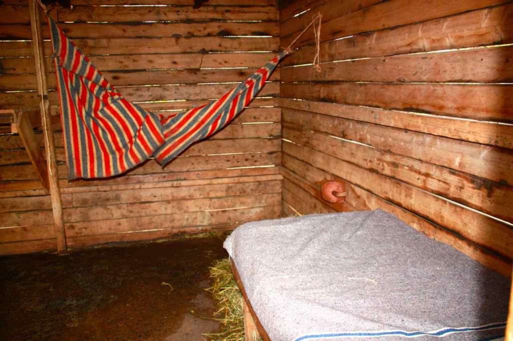 Habitación donde duermen cuidador y elefante. Orfanato de Elefantes de David Sheldrick en Nairobi (Kenia)