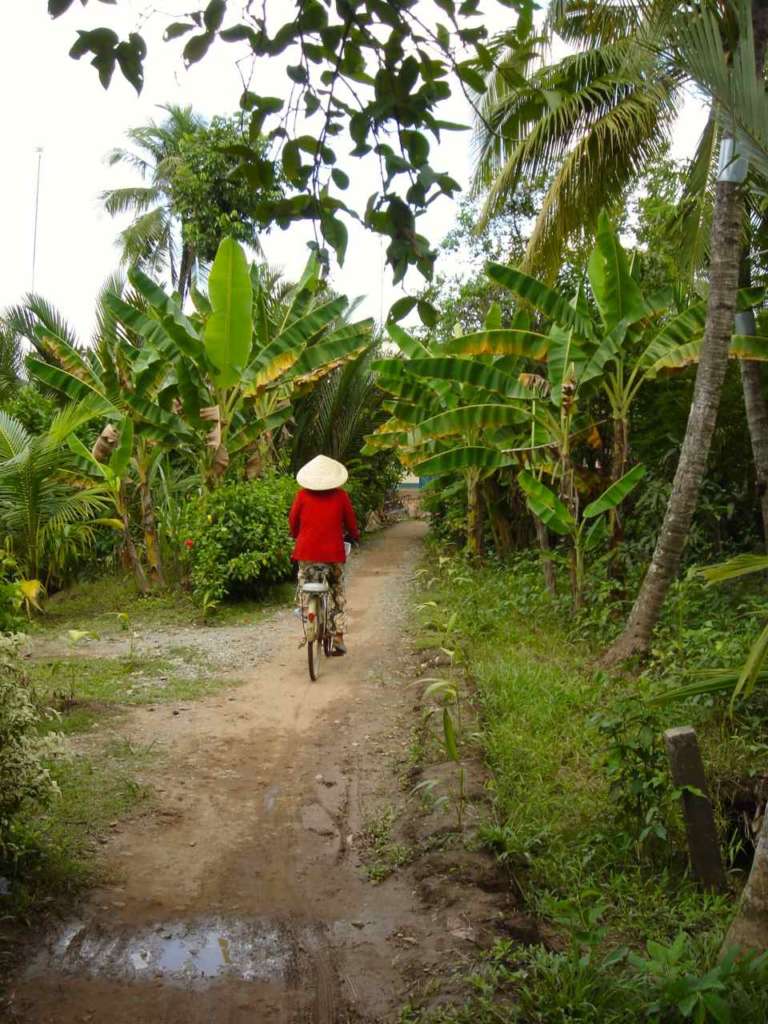 Vietnamita en bici con su Non La. 10 curiosidades sobre Vietnam.