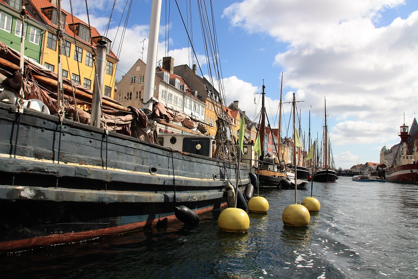 El Nyhavn visto desde un barco en el canal