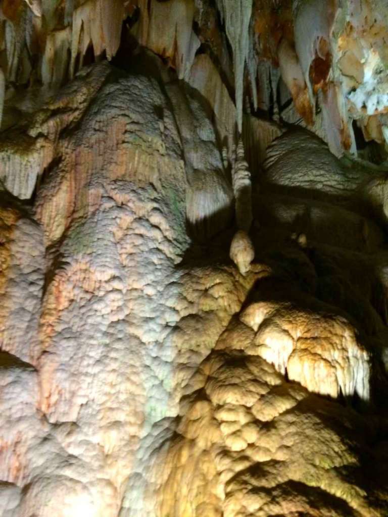 Las Cuevas o Grutas del Águila en Ramacastañas (Ávila).