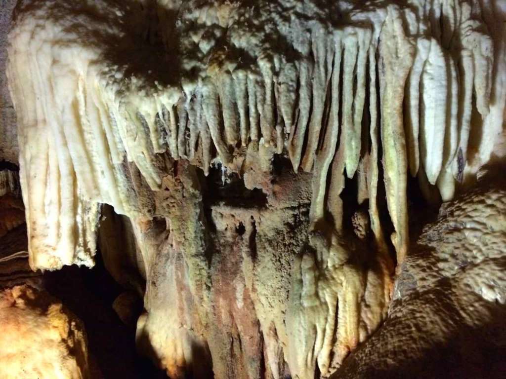 Las Cuevas o Grutas del Águila en Ramacastañas (Ávila).