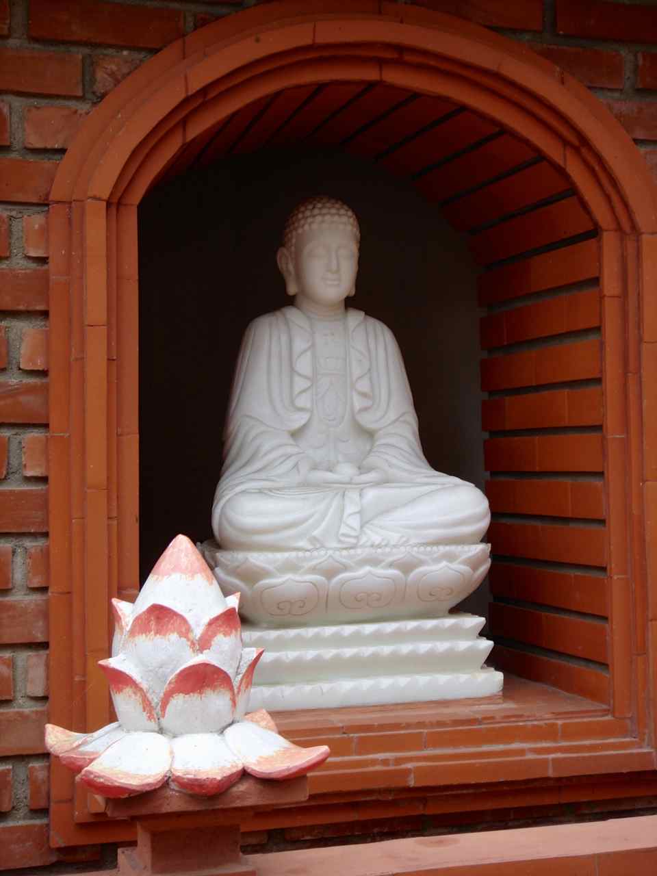 Estatua de Buda en la Pagoda de Tran Quoc en Hanoi (Vietnam)