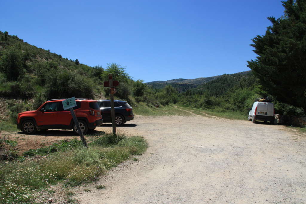 Parking de tierra para ir a la Cascada de El Molino