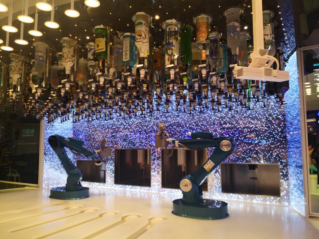 El Bionic Bar, donde barman robóticos te preparan bebidas