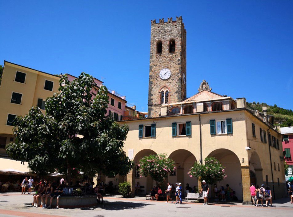 Paseando por el centro histórico de Monterosso al Mare en Cinque Terre y bañándonos en sus playas