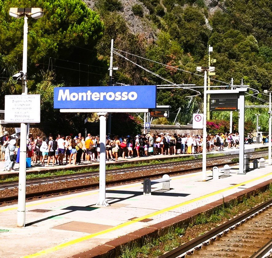 La caótica situación en el tren de Monterosso a La Spezia en Cinque Terre, Italia